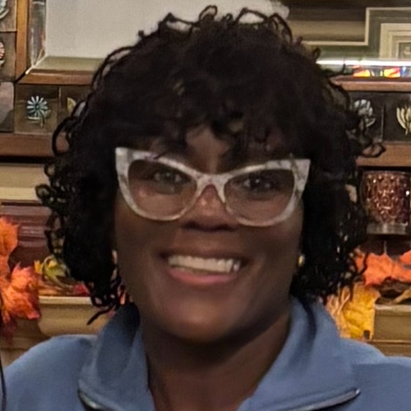 Meet your Posher, Demi - Picture 1 of 2